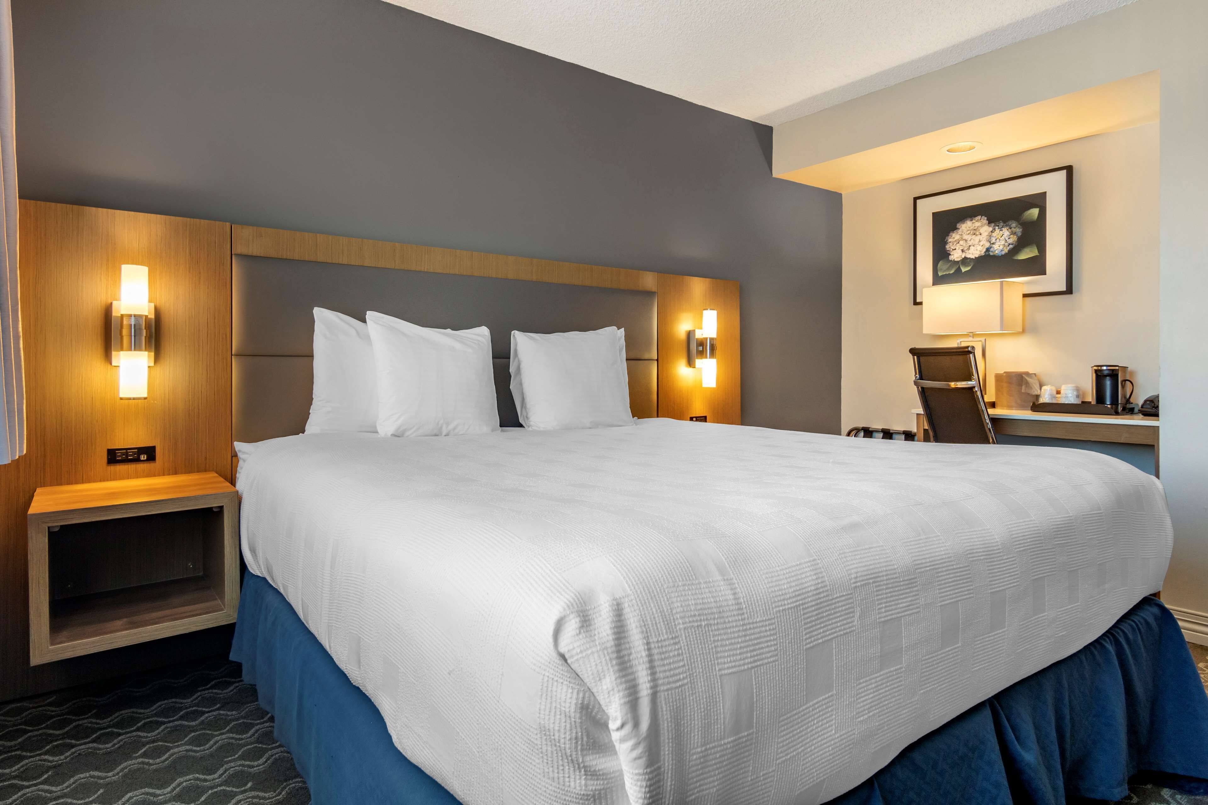 Best Western Plus Vancouver Airport Hotel - Tap to explore photos