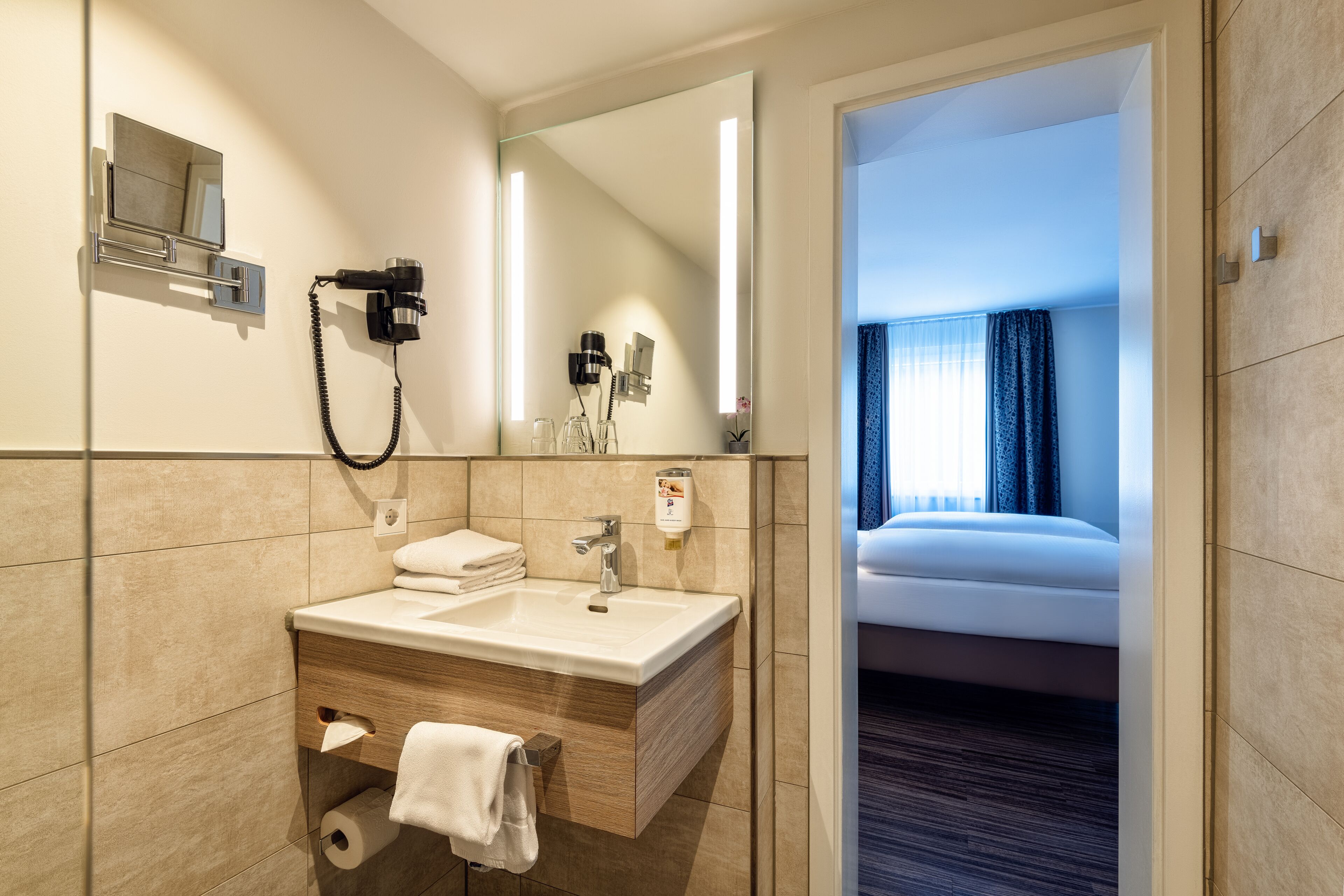 CityClass Hotel am Heumarkt - Tap to explore photos