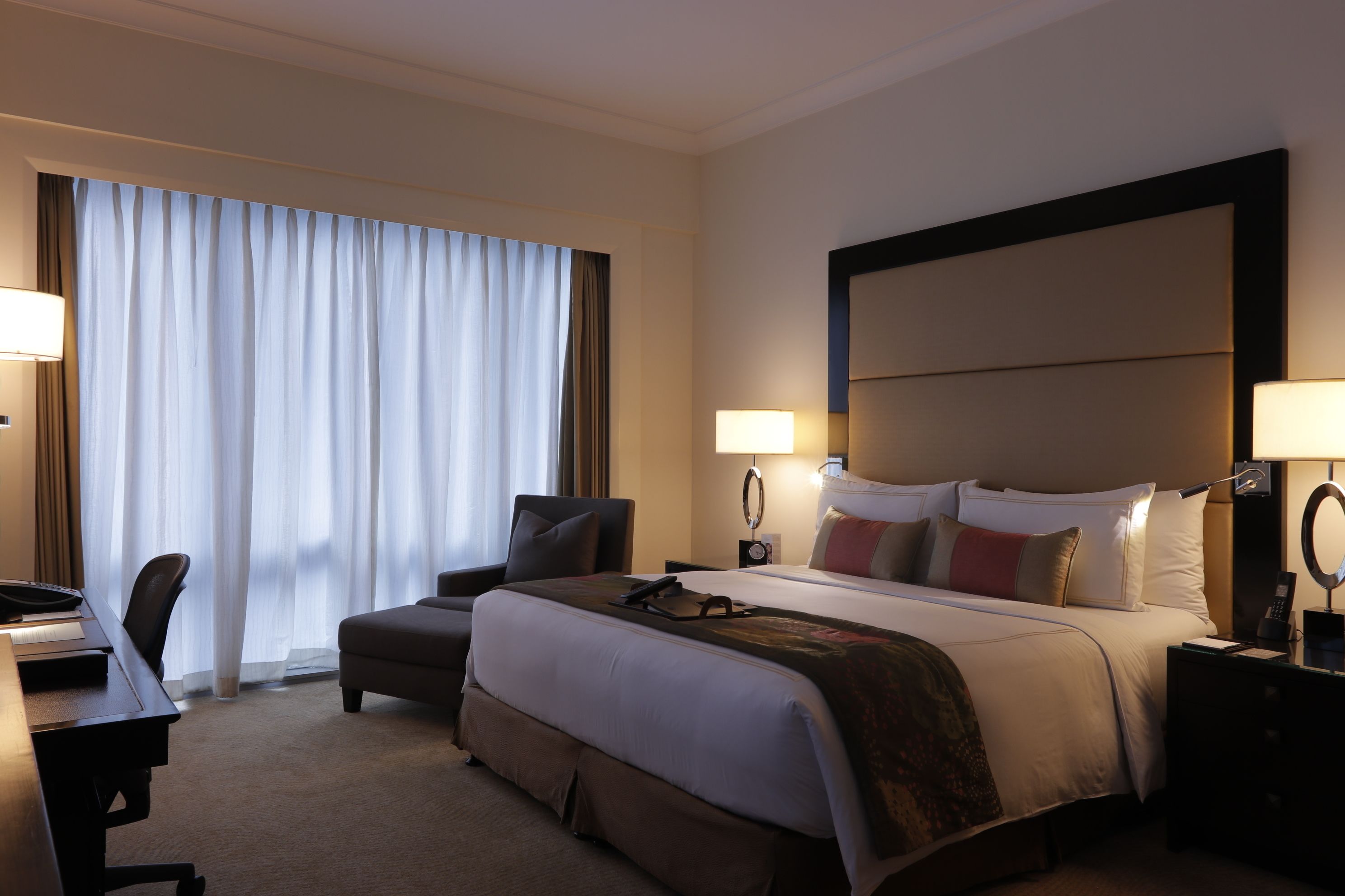 Fairmont Makati, Manila Room Type - Deluxe King Room - Pool View