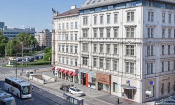 Living Hotel an der Oper - Tap to explore photos