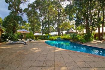 Grande Escape Resort - Tap to explore photos