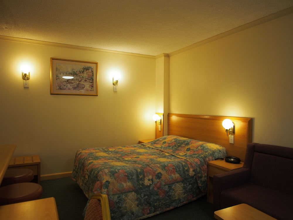 Edgecliff Lodge Motel image 1