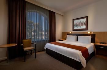 Best Western Plus Travel Inn Hotel image 1