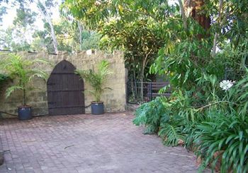 Carmelot Bed & Breakfast photo 5