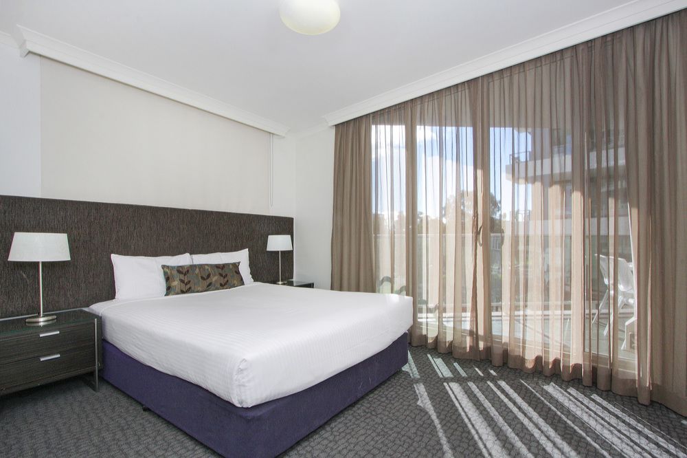 Pacific Suites Canberra image 1
