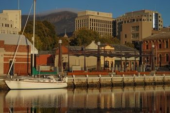 Travelodge Hotel Hobart - Tap to explore photos