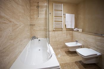 Deep Soaking Bathtub