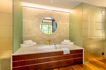 Deep Soaking Bathtub