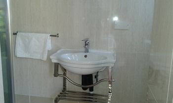 Okavango Roadside Guesthouse photo 3