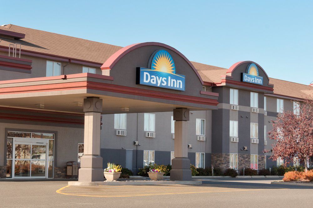 Days Inn & Suites by Wyndham Thunder Bay image 1