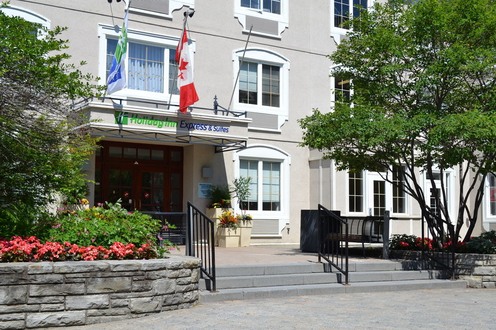 Holiday Inn Express & Suites Tremblant image 1