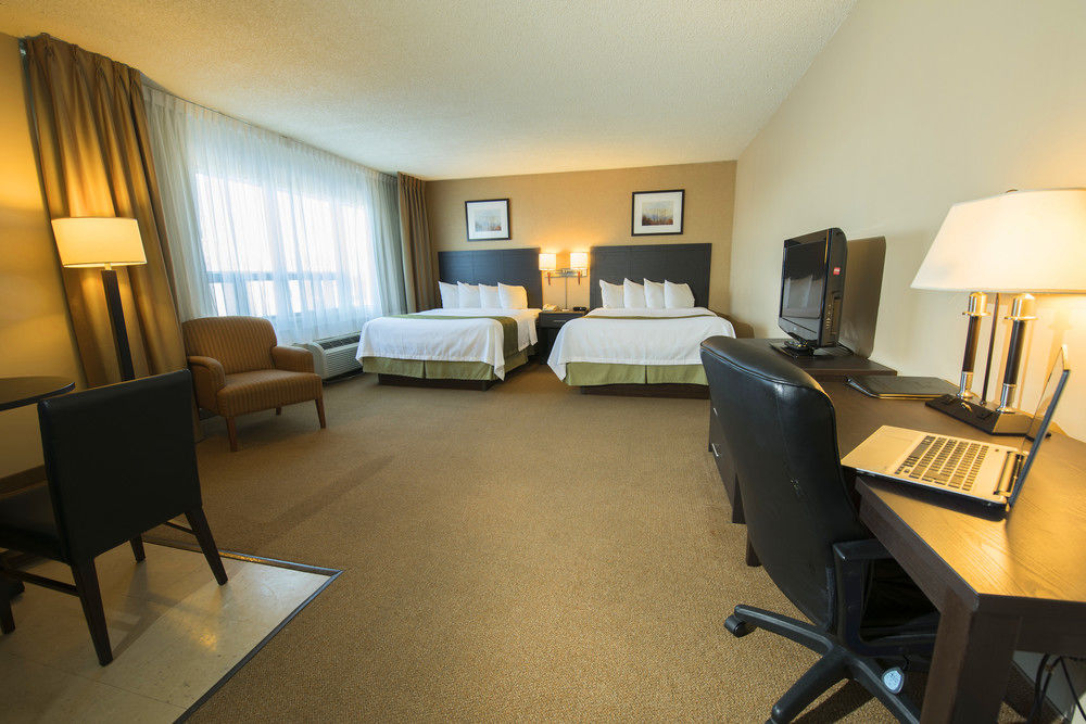 Quality Inn & Suites Aeroport P E Montreal-Trudeau Airport image 1