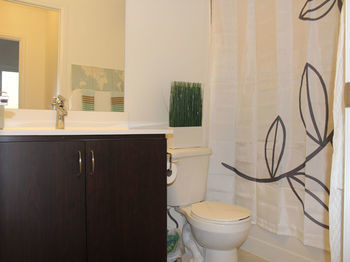 EG Suites - Vibrant Suite w Great View photo 2