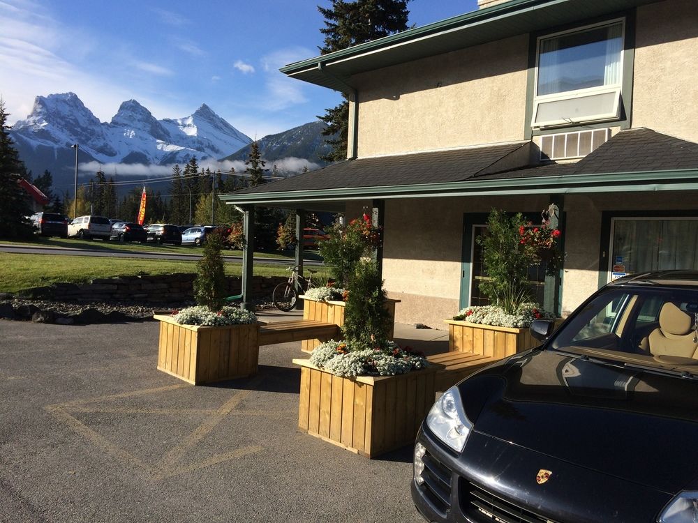 Mountain View Inn Canmore image 1