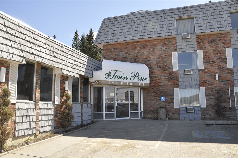 Twin Pine Inn & Suites image 1