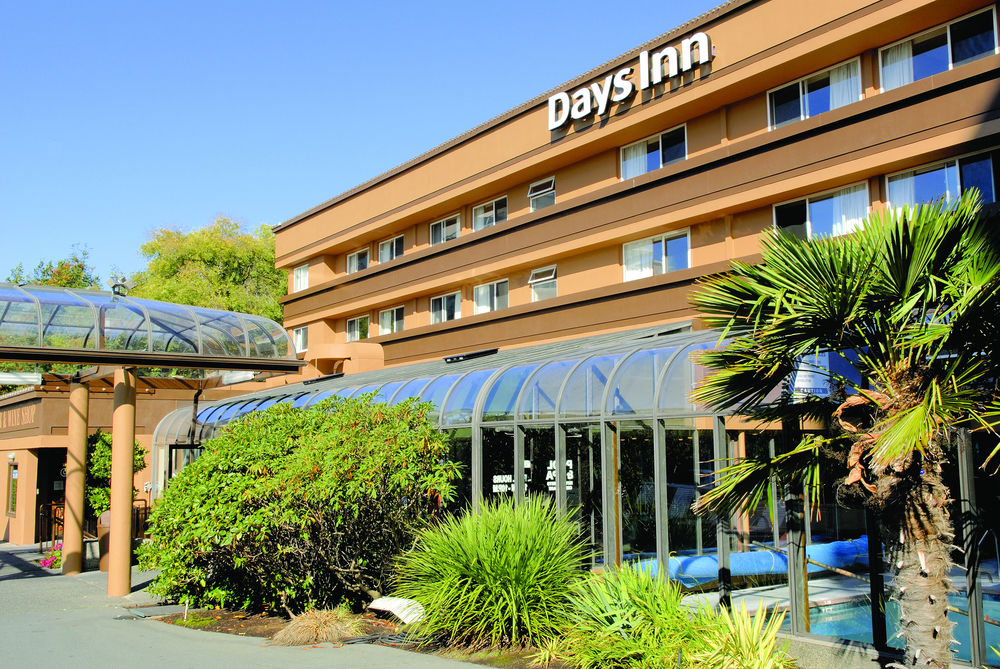 Days Inn by Wyndham Victoria On The Harbour image 1