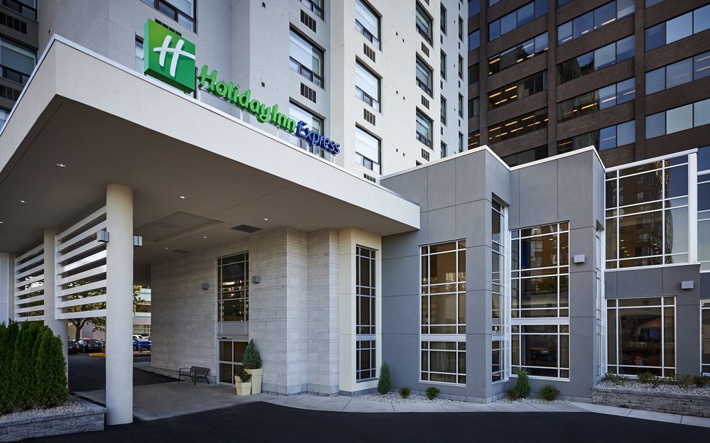 Holiday Inn Express Windsor Waterfront image 1