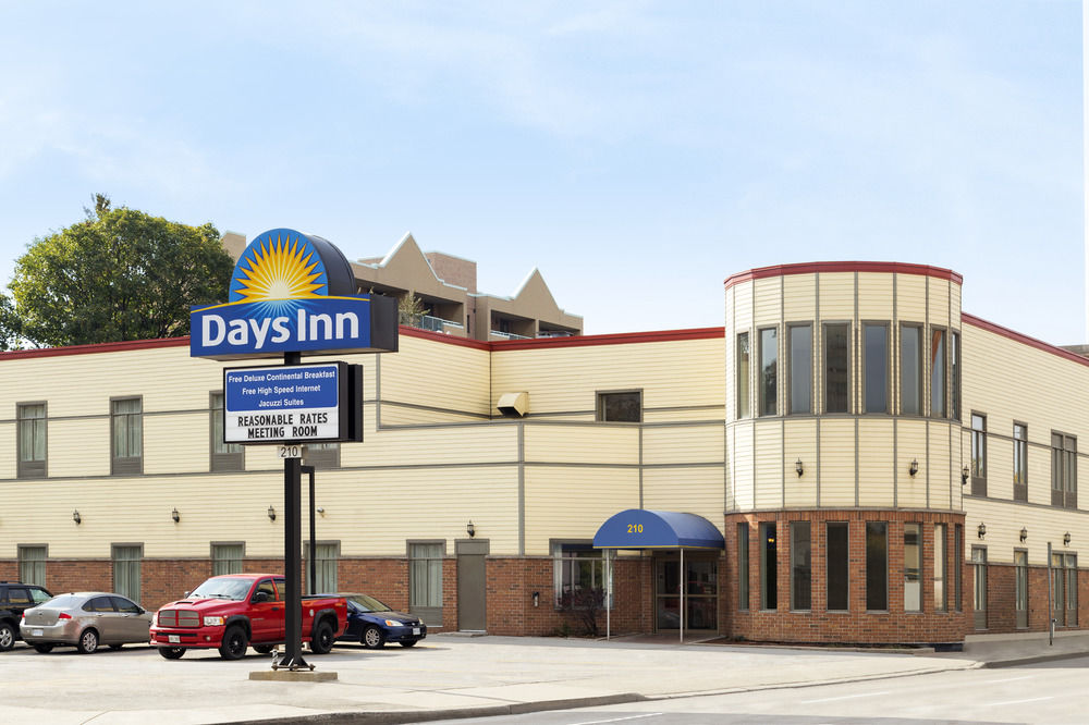 Days Inn by Wyndham Hamilton image 1