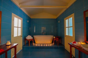 Deep Soaking Bathtub