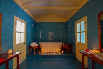 Deep Soaking Bathtub