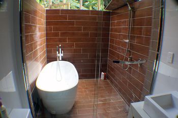 Deep Soaking Bathtub