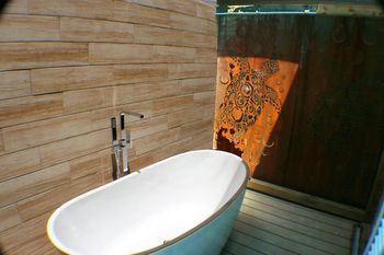 Deep Soaking Bathtub