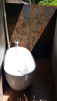 Deep Soaking Bathtub