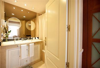 Apartamentos Guadalpin Boutique