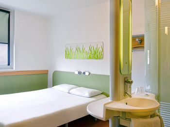 ibis budget Nimes Centre Gare Gard France thumbnail