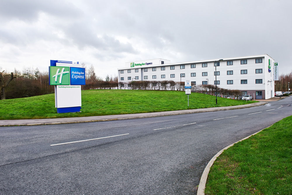 Holiday Inn Express Manchester Airport image 1