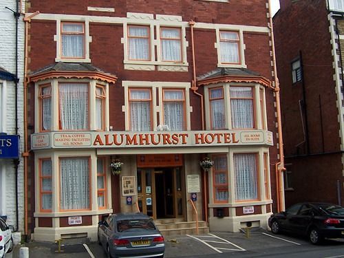OYO Alumhurst Hotel image 1