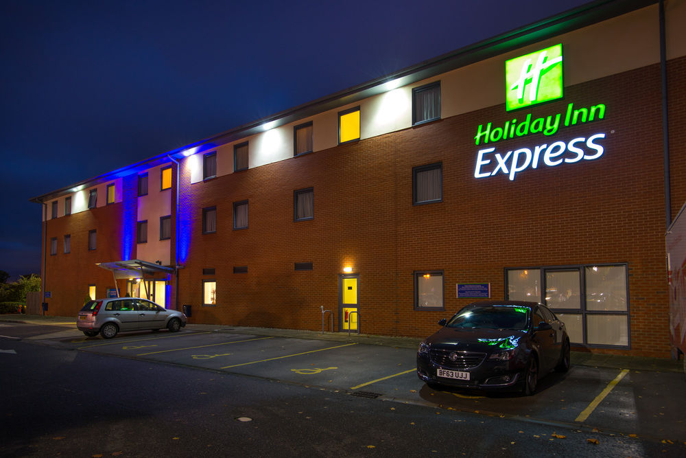 Holiday Inn Express Bedford image 1