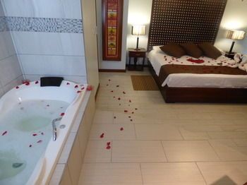 Deep Soaking Bathtub