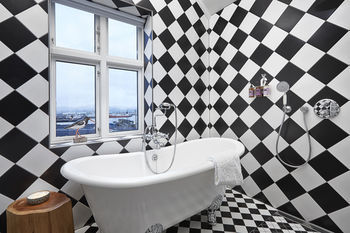 Deep Soaking Bathtub