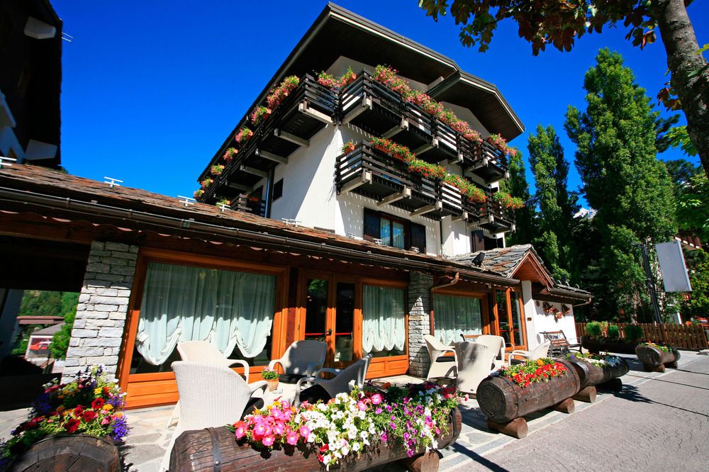 Hotel Les Jumeaux Courmayeur Aosta Valley Italy thumbnail