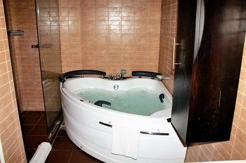 Deep Soaking Bathtub