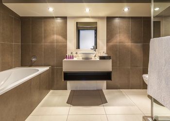 Deep Soaking Bathtub