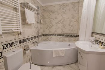 Deep Soaking Bathtub