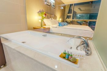 Deep Soaking Bathtub