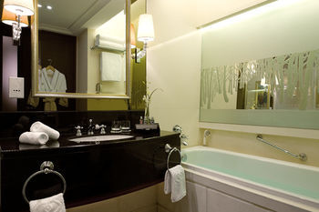 Deep Soaking Bathtub