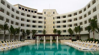 Izla Beach Front Hotel image 1