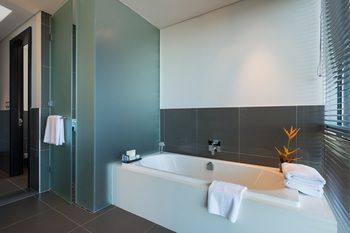 Deep Soaking Bathtub