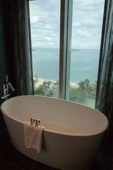 Deep Soaking Bathtub