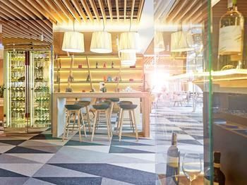 Hotel Bar
