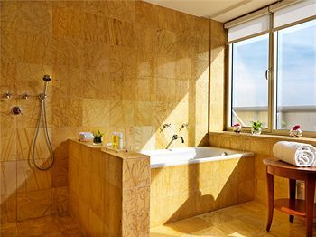 Deep Soaking Bathtub