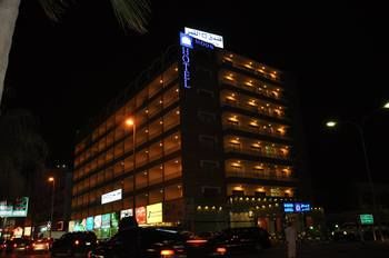 OYO 411 Moon Hotel