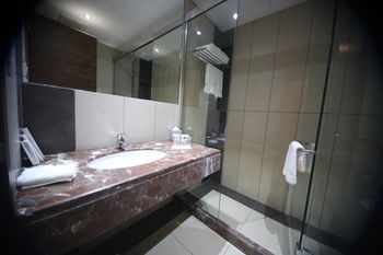 Crom Airport Hotel photo 2