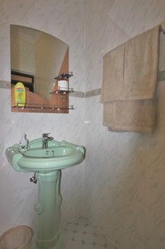 Airport Guesthouse photo 5