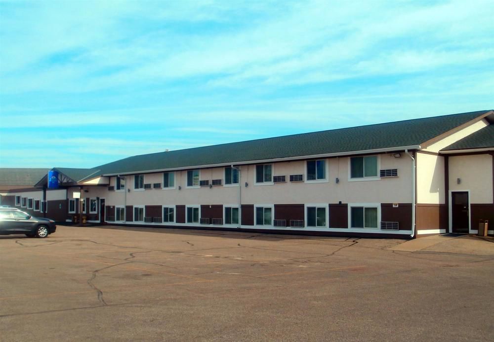 Faribault Hometown Inn & Suites image 1