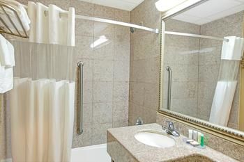 Howard Johnson Express Inn Bronx photo 5
